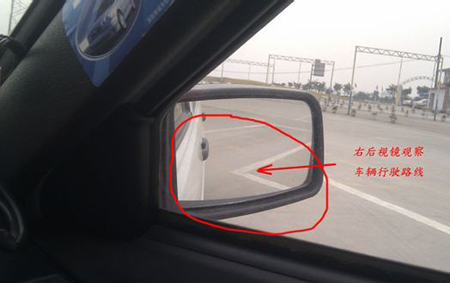 继续倒车,在右后视镜看,当车身与库角的距离小于30cm时回正方向,如图